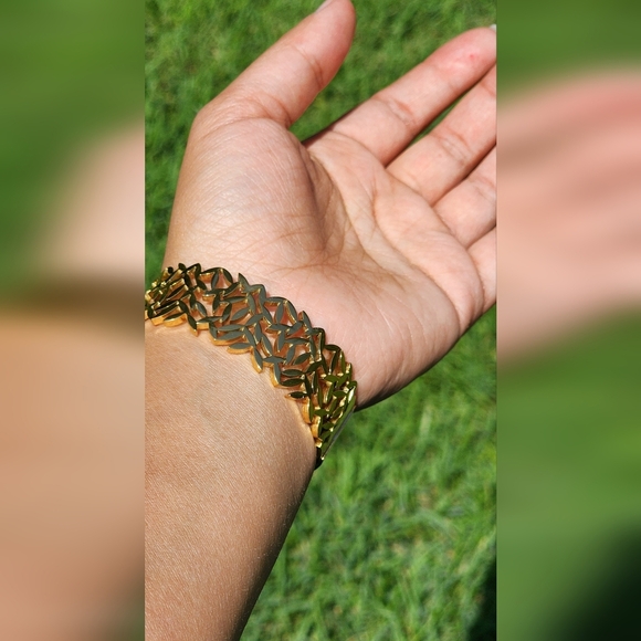 Elegant Gold Leaf Bracelet - Picture 6 of 7